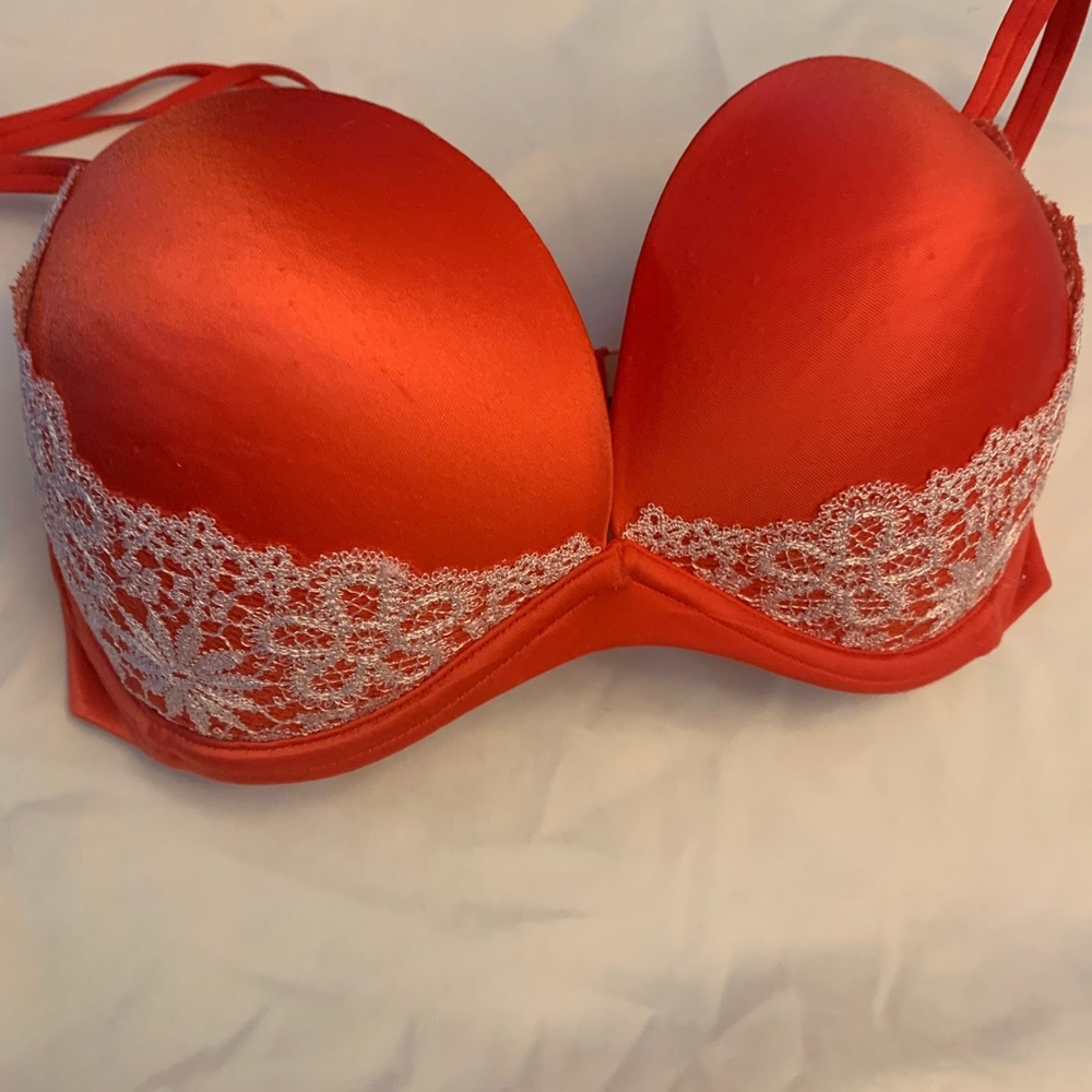 NWOT bright red with cream lace Victoria Secret’s bra